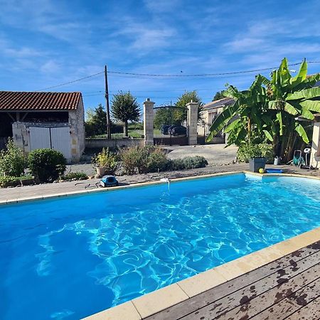 Gites De 2 A 11 Personnes Au Domaine D'Usson Echebrune Exterior photo
