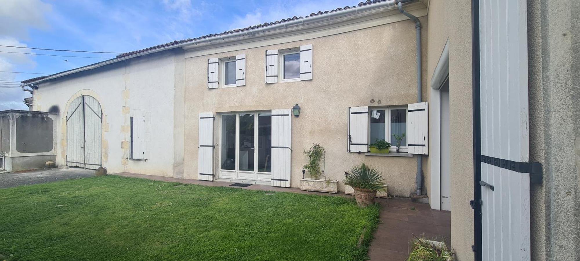 Gites De 2 A 11 Personnes Au Domaine D'Usson Echebrune Exterior photo